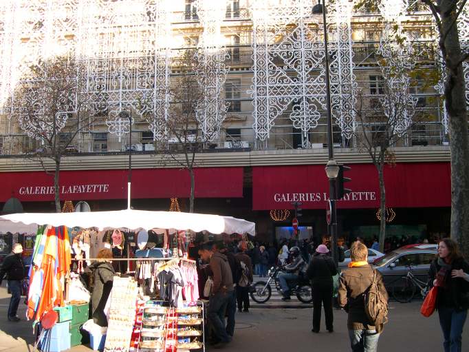  Façade des galeries Lafayette décorée